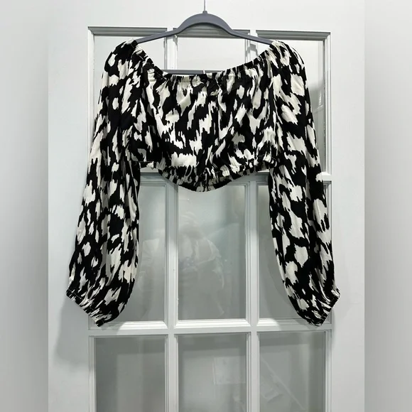 Traffic People Sofia Crop Top
Women's - Size Medium - Picture 2 of 7